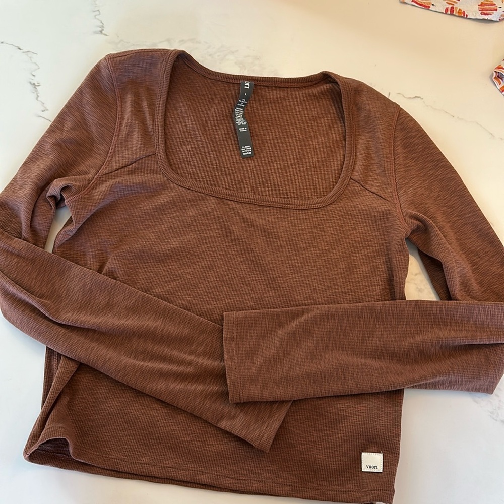 NWOT Vuori long sleeve fitted crop